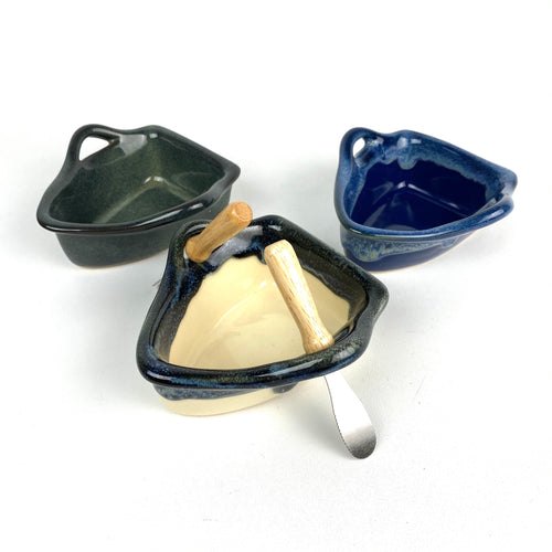 Ceramic boat dip pot